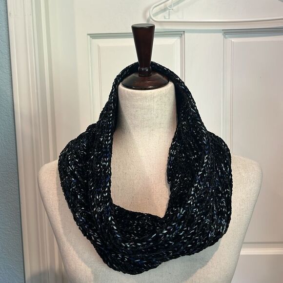 Nordstrom’s black blue and white Infiniti Short scarf - Picture 4 of 8